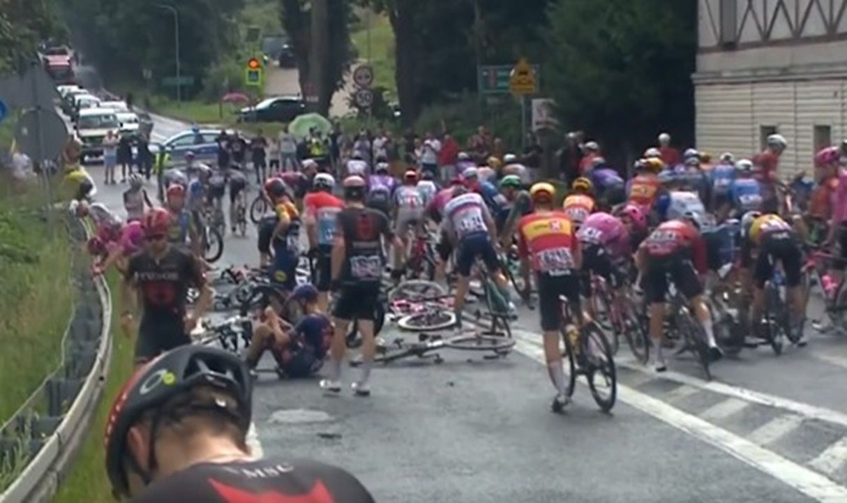 Potężna kraksa na Tour de Pologne – kilkudziesięciu kolarzy wypadło