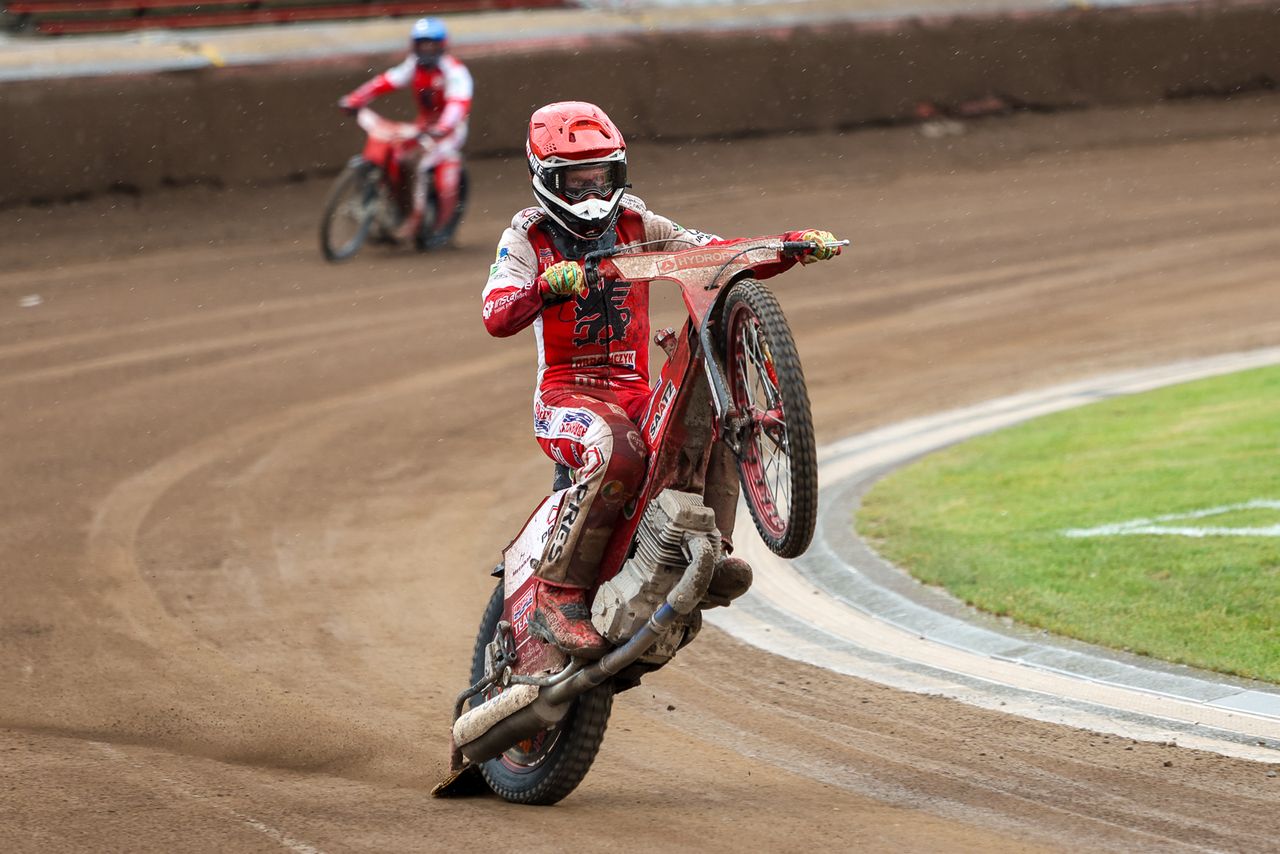 Polonia Bydgoszcz dominuje w żużlu – Pawełczak w nieosiągalnej formie, ale kto zagra w finale DMPJ