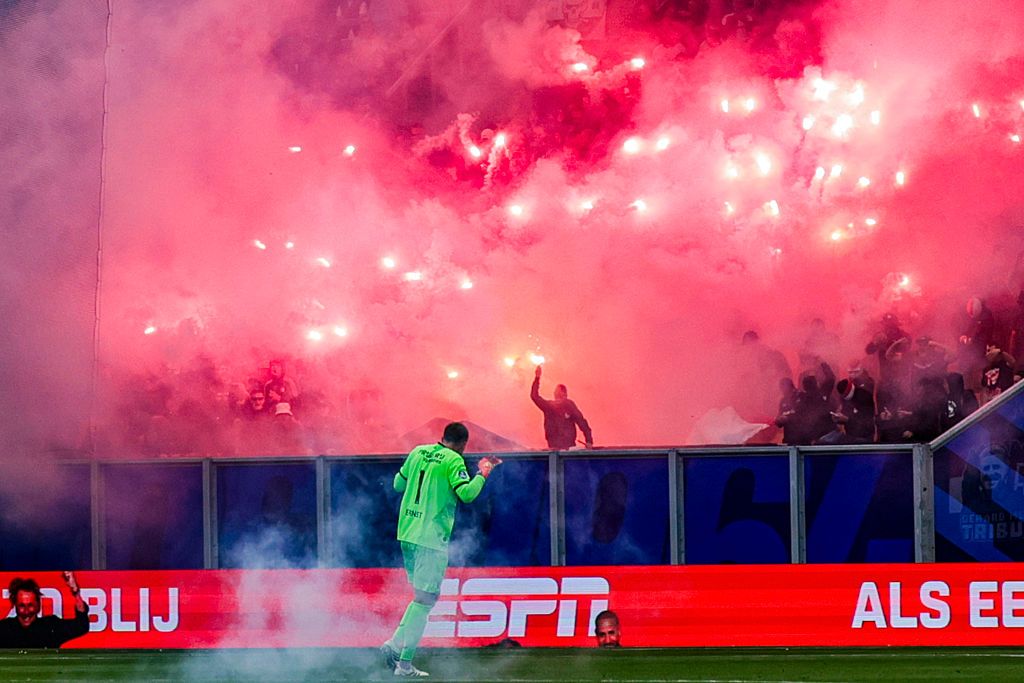 Skandal w Eredivisie: siedem rannych po fajerwerkach w meczu Feyenoordu i Cambuuru