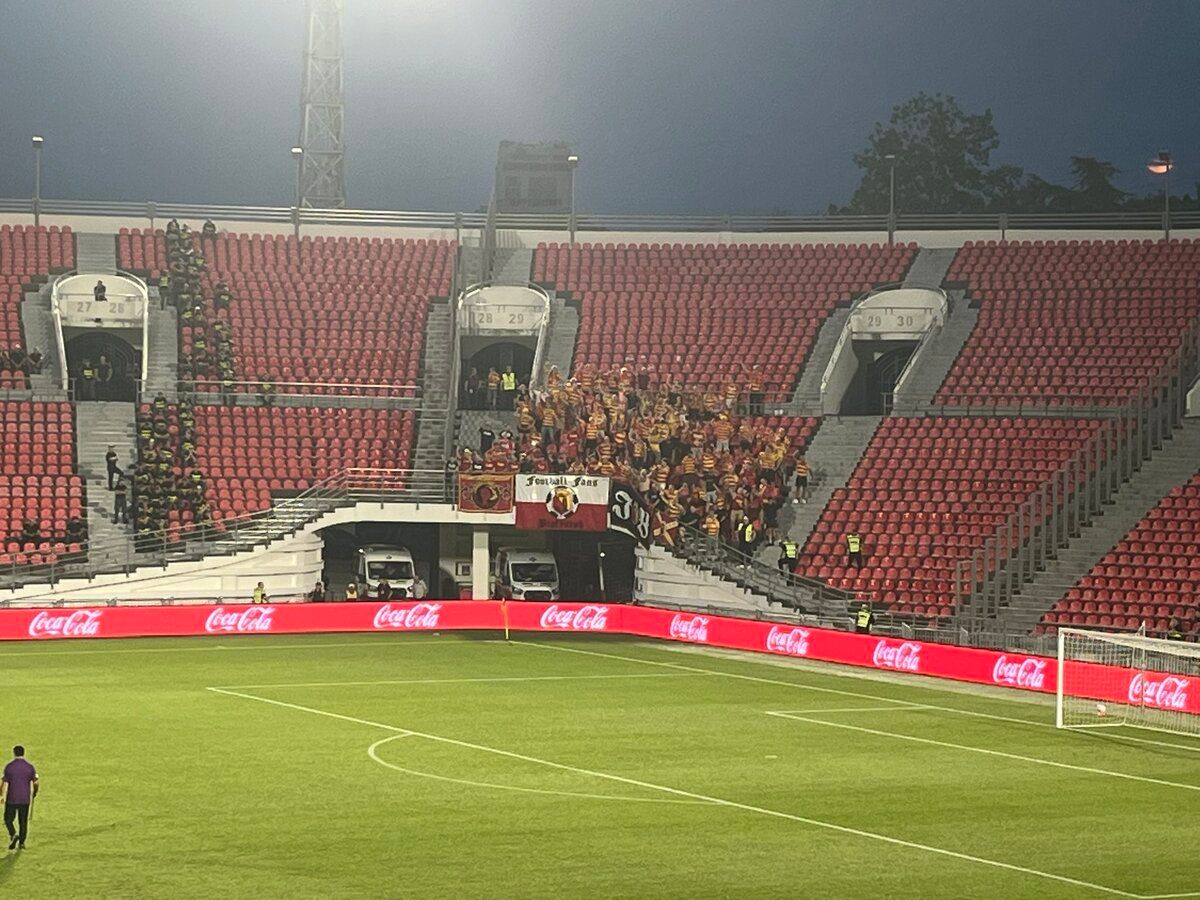 Kibic Jagiellonii wpadł z trybuny po awansie do Ligi Europy – dramatyczne zdjęcia z Tbilisi