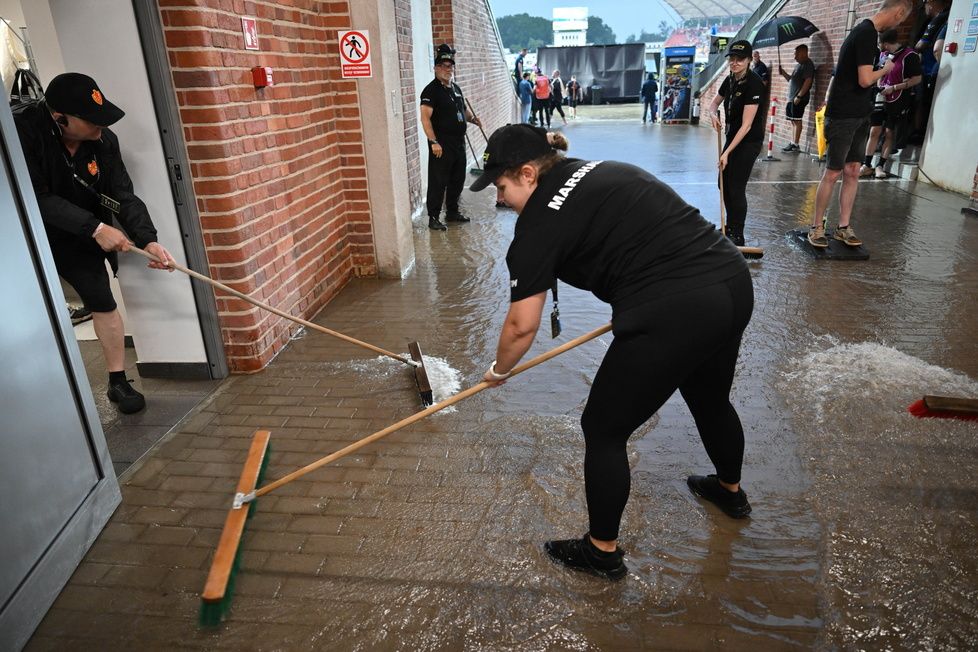 Wielka woda we Wrocławiu. Tak ratowano zalany Stadion Olimpijski [GALERIA]