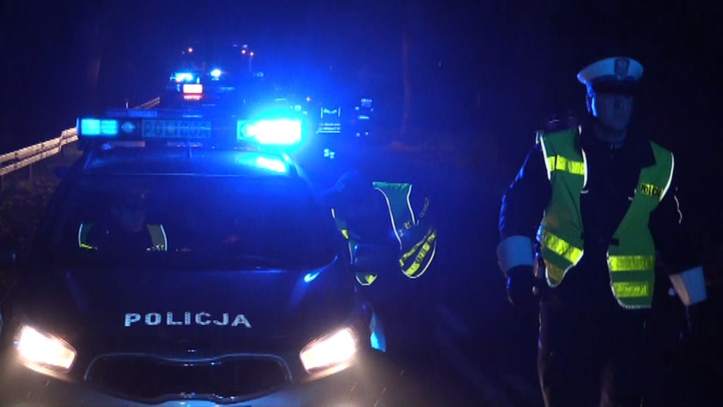 42-latek kompletnie pijany usnął za kierownicą i blokował drogę