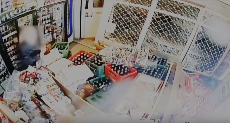 Pijana kobieta wjechała samochodem do sklepu po…flaszkę