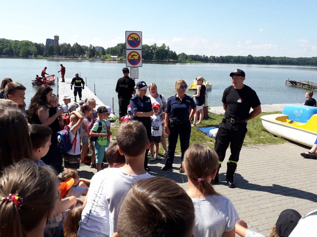 Bezpiecznie nad wodą- policjanci i strażacy dla dzieci