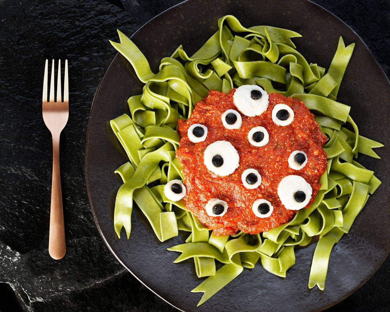 Straszny zielony makaron na Halloween