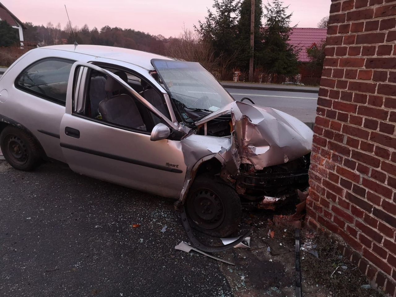 Samochód wjechał w dom. 3 osoby ranne