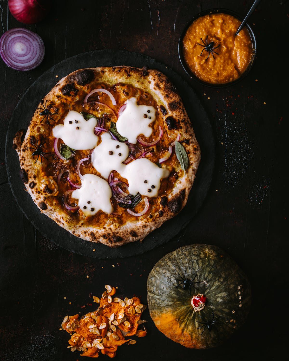 Domowa pizza z duszkami idealna na Halloween