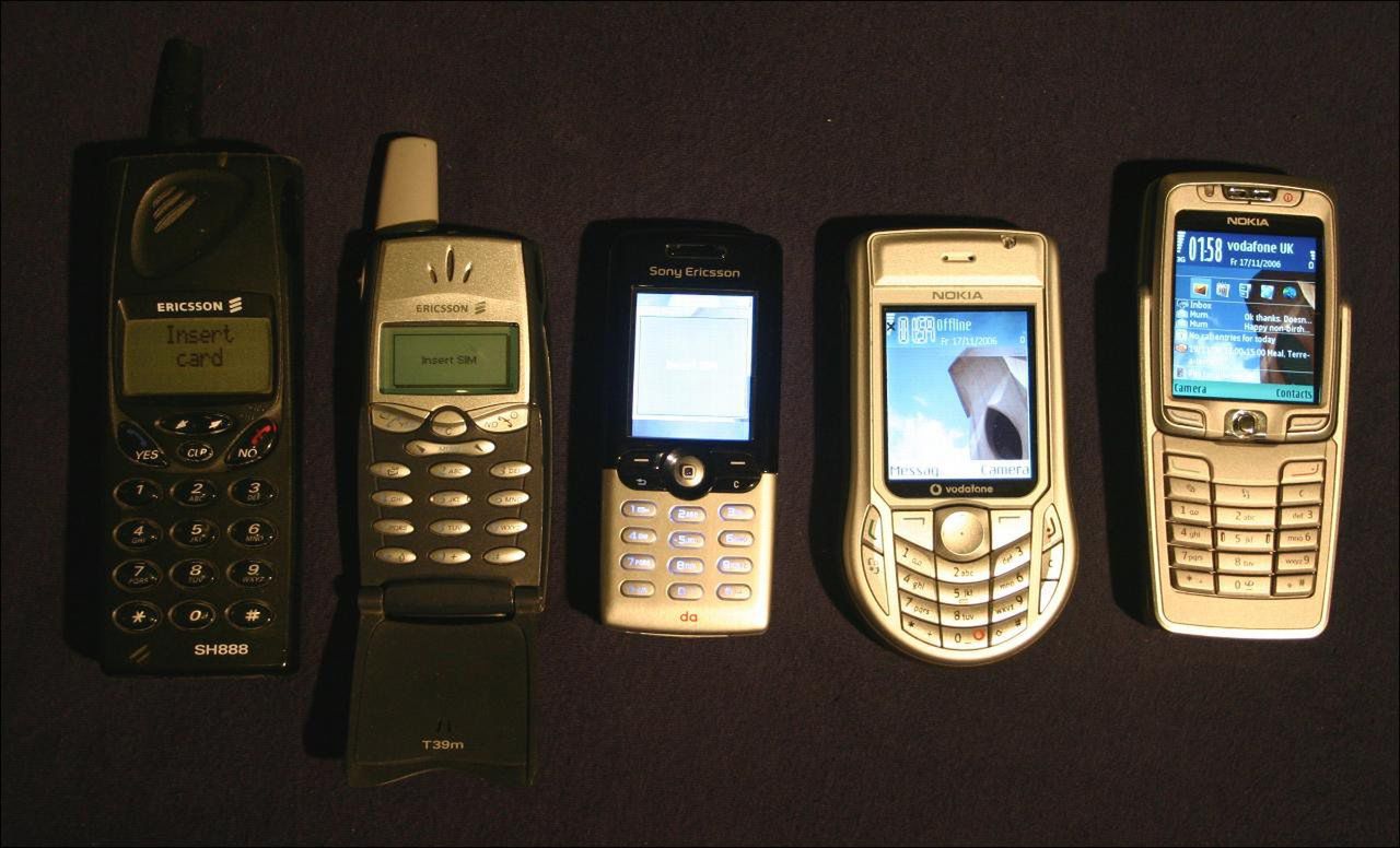 Мобильные 2000 годов. Моторола 1992. Motorola 1990. Nokia 2000-е. Мобильный телефон 1990.