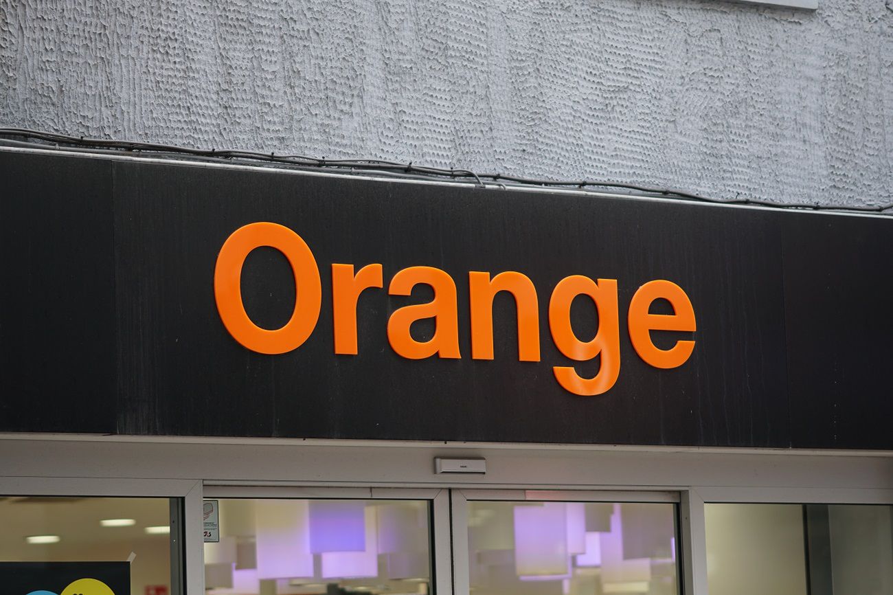 Orange Telecom. Оранжевый и синий на вывеске. Orange Belgium. Магазин с оранжевой вывеской.