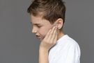 Kłujący ból ucha - najczęstsze przyczyny. Co robić?