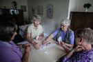 Rozwiązywanie krzyżówek i gra w karty może opóźnić chorobę Alzheimera o 5 lat