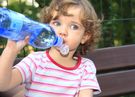 Nie podawaj dziecku wody w plastikowej butelce. Jest szkodliwa zwłaszcza podczas upałów