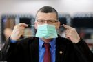 Koronawirus: Czy noszenie maseczek ochronnych jest skuteczne? Czy obowiązek zasłaniania nosa i ust uchroni nas przed zakażeniem? Dr Paweł Grzesiowski wyjaśnia (WIDEO)