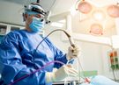 Chirurdzy z Poznania wykonali pierwszą operacją z użyciem jednorazowego, sterylnego endoskopu. Ma kluczowe znaczenie w pandemii