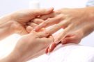 Palec trzaskający - przyczyny, objawy i leczenie