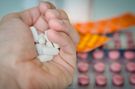 Leki na COVID nieskuteczne wobec Omikronu? Rozbieżne wnioski producentów 