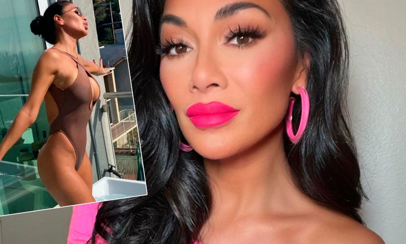 Nicole Scherzinger w wannie wypełnionej lodowatą wodą. Jej kostium nie  pozostawiał pola wyobraźni