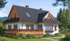 Projekt domu L-79 Dom kolejowa - szkieletowy - parterowy z poddaszem dom o powierzchni 148,90 m², dach dwuspadowy, koszt budowy 357 360 zł - ujęcie frontu