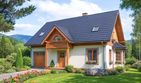 Projekt domu L-86 Dom długa - szkieletowy - parterowy z poddaszem dom o powierzchni 137,30 m², dach dwuspadowy, koszt budowy 375 840 zł - ujęcie frontu