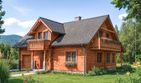 Projekt domu L-90 Dom irysowa z bali - parterowy z poddaszem dom o powierzchni 130,50 m², dach dwuspadowy, koszt budowy 411 600 zł - ujęcie frontu