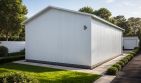 Projekt garażu G147 - Budynek garażowy - parterowy dom o powierzchni 23,21 m², dach dwuspadowy - ujęcie 2