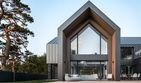 Projekt domu House x29 - parterowy z poddaszem dom o powierzchni 248,57 m², dach wielospadowy, koszt budowy 800 000 zł - ujęcie frontu