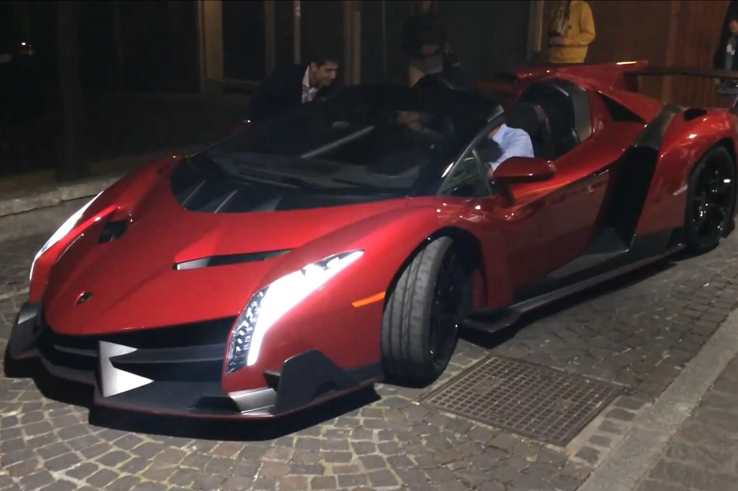 Lamborghini Veneno Roadster W Galerii Handlowej