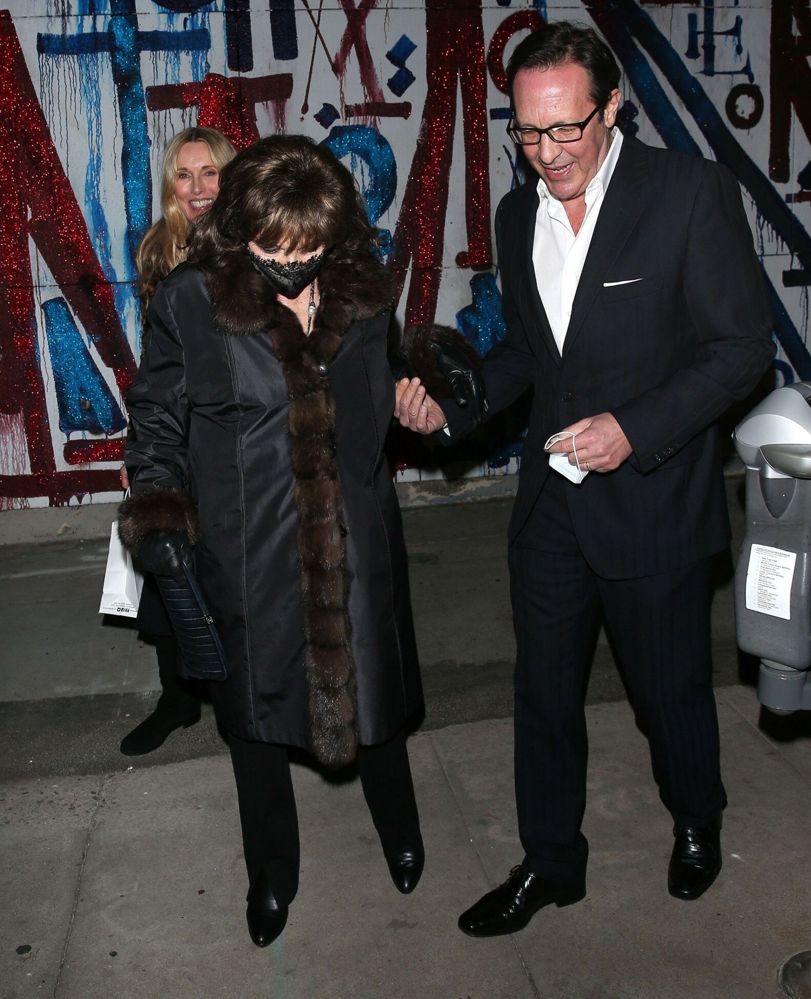 Dostojna Joan Collins I Jej Mlodszy O 31 Lat Maz Randkuja W Hollywood Zdjecia Pudelek