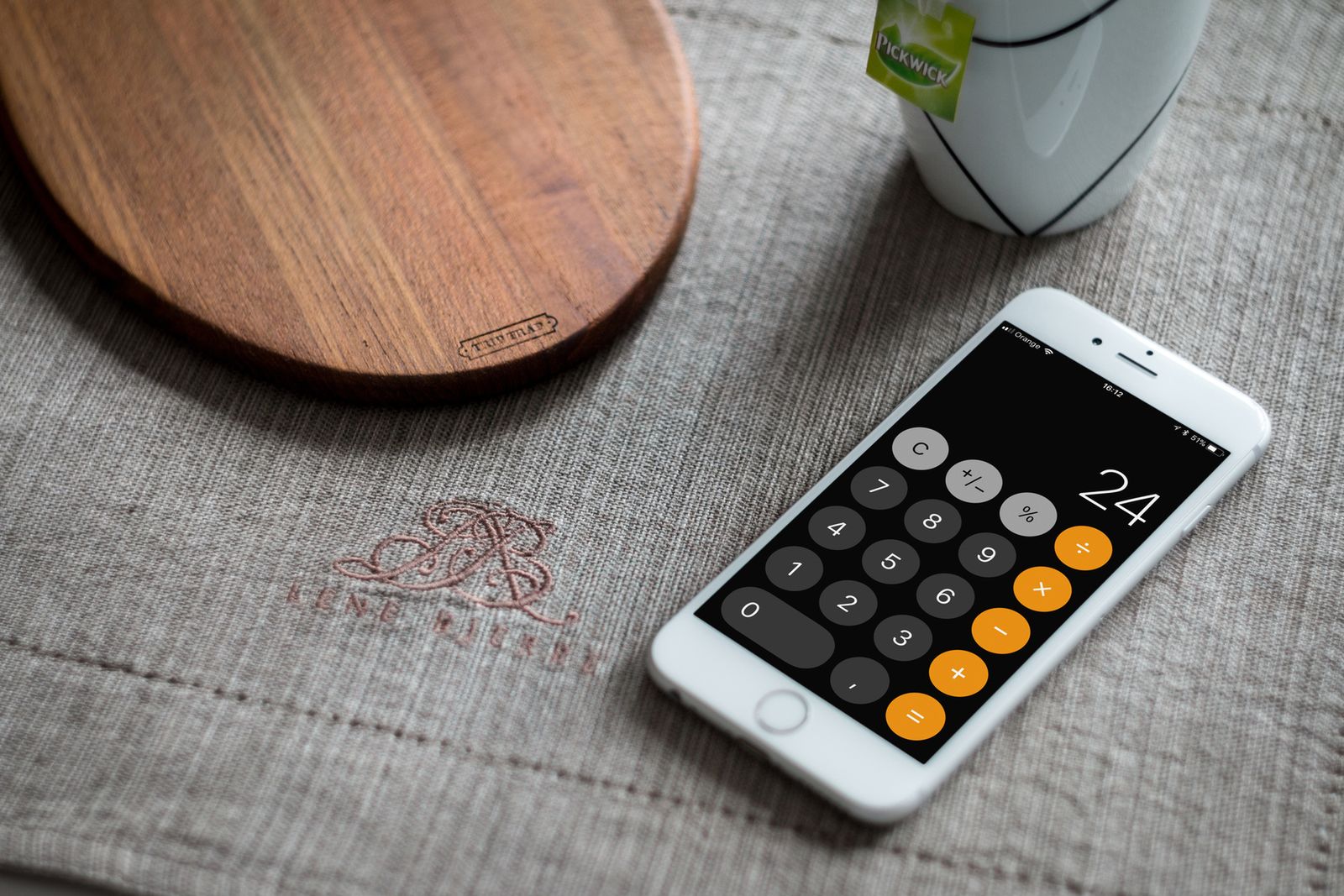 1+2+3=24. Wyjaśniamy, o co chodzi z błędnym działaniem kalkulatora iPhone'a