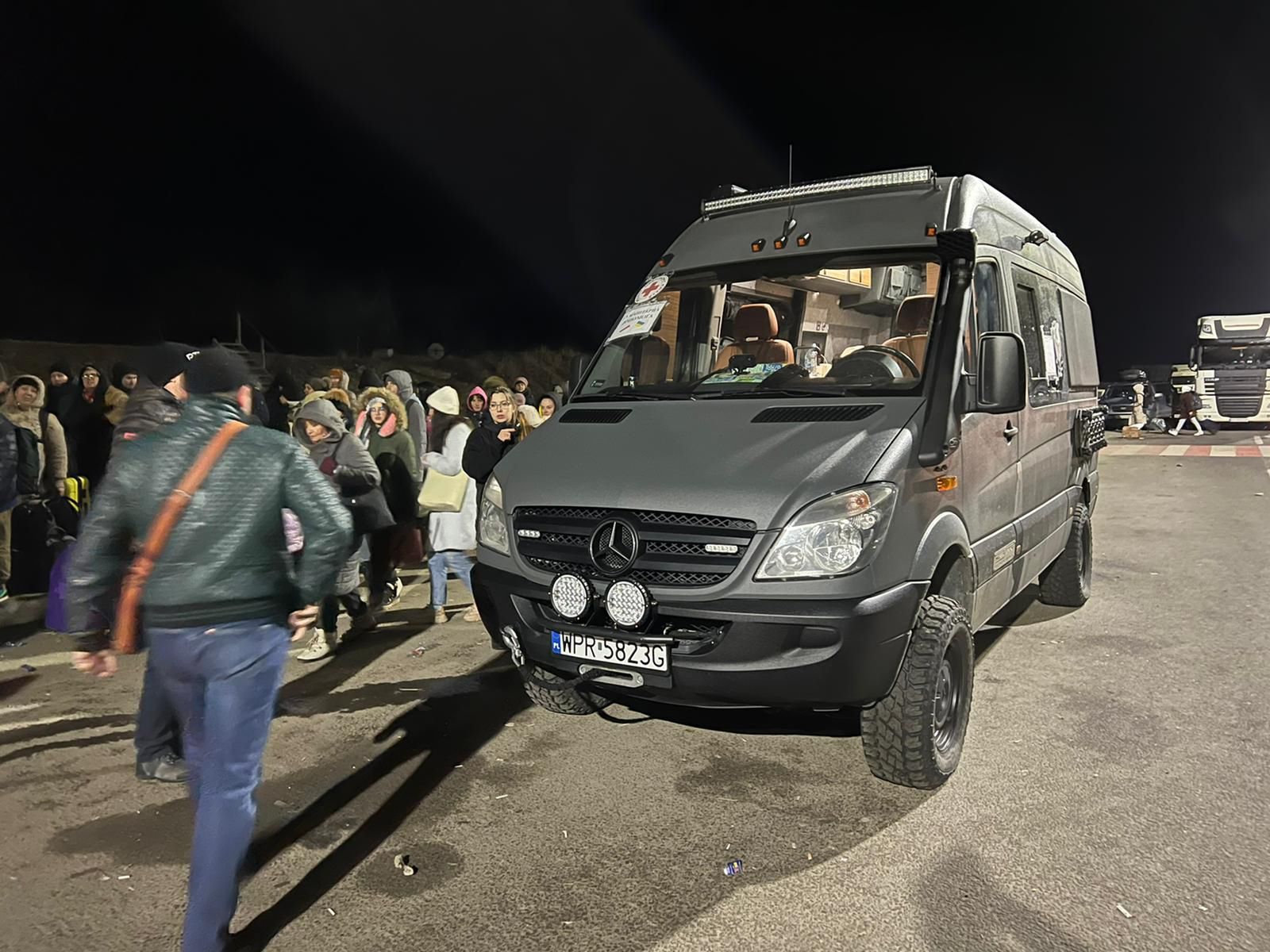 Polacy zbudowali auto "na koniec świata" i pojechali nim do Ukrainy