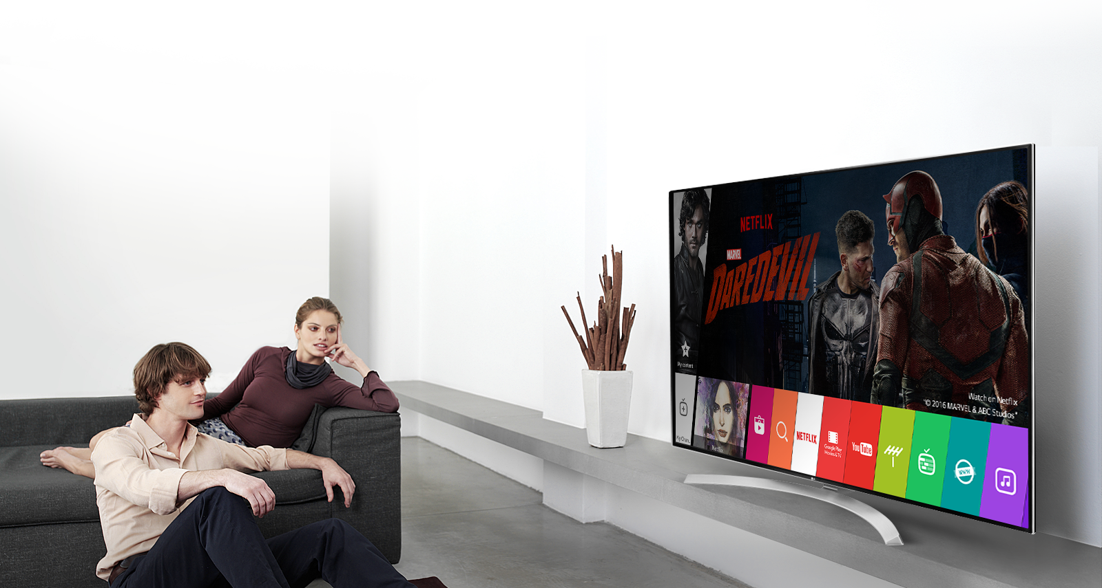 Moovi tv для телевизора. Игры на смарт ТВ. Семья у телевизора. Smart TV реклама. Реклама телевизора LG.