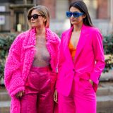 Najmodniejszy kolor sezonu: róż Barbie. Jak go nosić w stylizacjach na zimę 2022? Sprawdź połączenia, w których się zakochasz