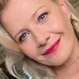 W tych sukienkach na wigilię 50-latki będą wyglądać modnie i z klasą. Warto wziąć przykład z Kożuchowskiej