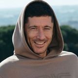 Wiosną będziesz nosić te męskie bluzy non stop. Sikora i Lewandowski już mają je w szafie