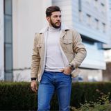 Jedyna kurtka wiosenna męska, którą warto kupić mężowi. Nigdy nie wyjdzie z mody