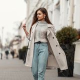 Jaki płaszcz wiosenny w 2024 warto wybrać? Posłuchaj moich rad, a nigdy nie pożałujesz zakupu