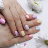 Już wiemy, jakie są modne paznokcie na wiosnę 2024. Pokaż stylistce te pomysły na manicure