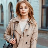 Modne trencze za mniej niż 200 zł? Oto płaszcze z sieciówek w stylu kultowego modelu Burberry