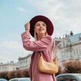 Ten model torebki to HOT trend na jesień 2022. Jest designerska, a możesz ją mieć nawet za 29 zł