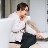 Tak ukryjesz brzuch tarczycowy. Trzy sposoby nie tylko dla 50-latek