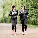 Najlepsze kurtki do biegania damskie na wiosnę 2024. TOP 3 modele nie tylko na jogging po okolicy