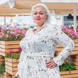 Stylizacje plus size 50+ – ponadczasowe pomysły na outfity dla puszystych, dojrzałych pań