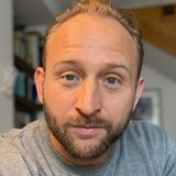 Pamiętasz te męskie spodnie? W latach 90. były hitem, teraz noszą je TikTokerzy i Borys Szyc