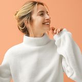 Niezastąpione bluzy polarowe – damskie stylizacje z najcieplejszym elementem garderoby na zimę 2021