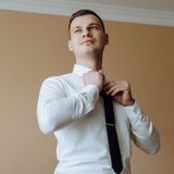 Jaką koszulę męską na wesele wybrać w 2024? Kompleksowy poradnik i inspiracje