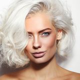 Platynowe włosy - jak uzyskać platynowy blond i komu pasuje on najbardziej?