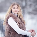 Kamizelka futrzana w stylizacjach na jesień i zimę. Jak nosić kamizelkę z futerka i wyglądać modnie?