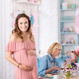 Idealna sukienka na baby shower? Podpowiadamy, jak się ubrać na tę okazję!