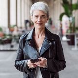 W roli głównej: moda dla 50-latki. Te stylizacje na wiosnę 2024 sprawią, że pobiegniesz na zakupy (ZDJĘCIA)