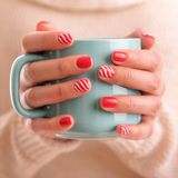 Paznokcie na święta Bożego Narodzenia 2023? Sprawdź 6 pomysłów na modny świąteczny manicure